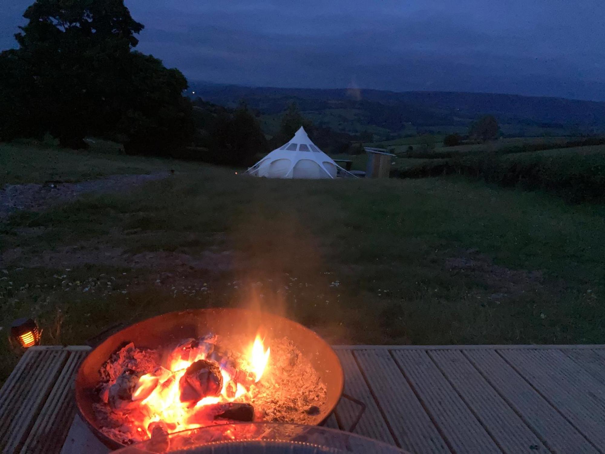 Luxury Stargazing Glamping - Seren Aur With Hot Tub *