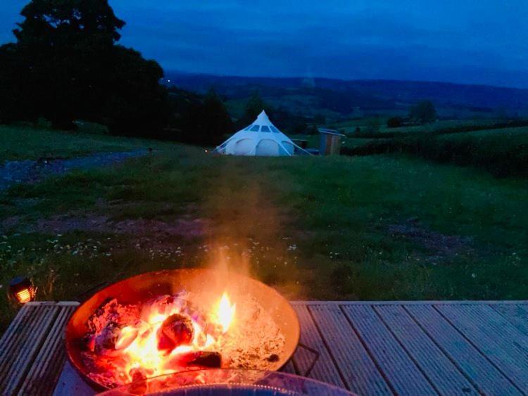 Luxury Stargazing Glamping - Seren Aur With Hot Tub Llanidloes